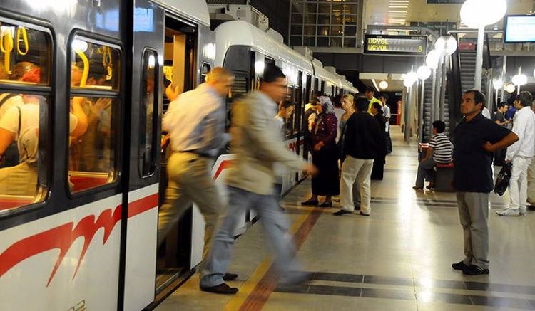 İzmir'de metro istasyonlarında ücretsiz internet dönemi